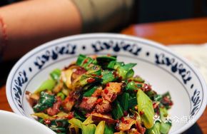 Stir-fried Smoked Meat with Garlic