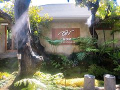 -Chom Cafe and Restaurant