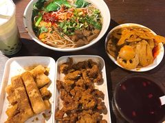 -爆炸头阿姨小四川正宗川味小吃(无任何分店)