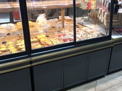 面包甜点陈列柜-皇冠幸福里动物奶油生日蛋糕(龙阳村地铁站店)