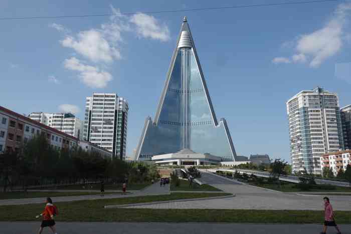 柳京饭店,现在已经贴上了外部的玻璃幕墙,如果是坐丹东到平壤的绿皮