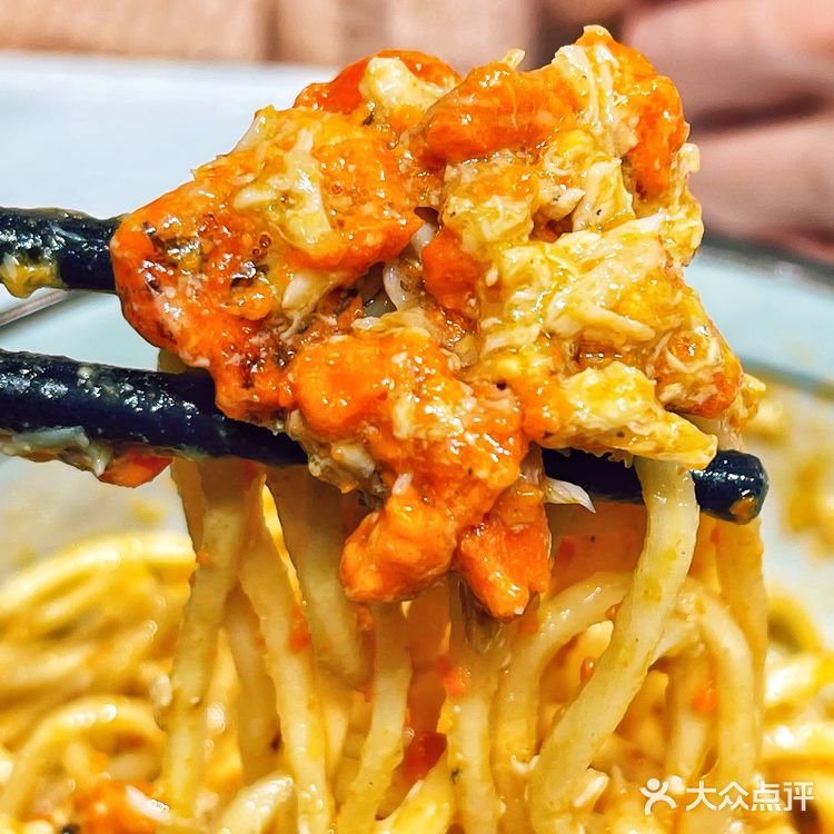 富到流油✨多如瀑布的蟹黄面，原来每碗用了十二只蟹‼️