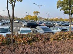 -奕欧来上海购物村停车场