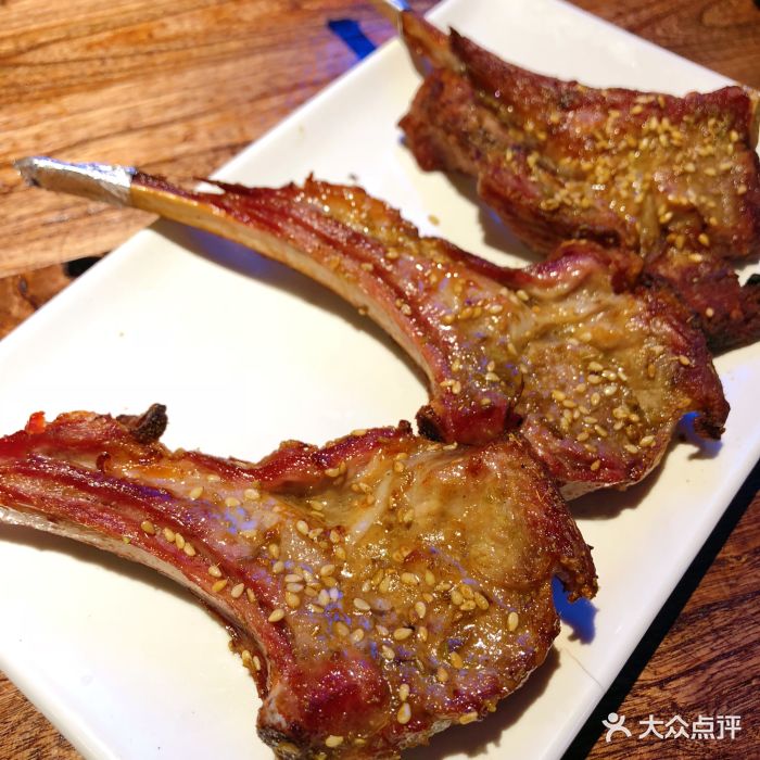 三个蒙古大叔烤羊肉串羊排图片 - 第2张