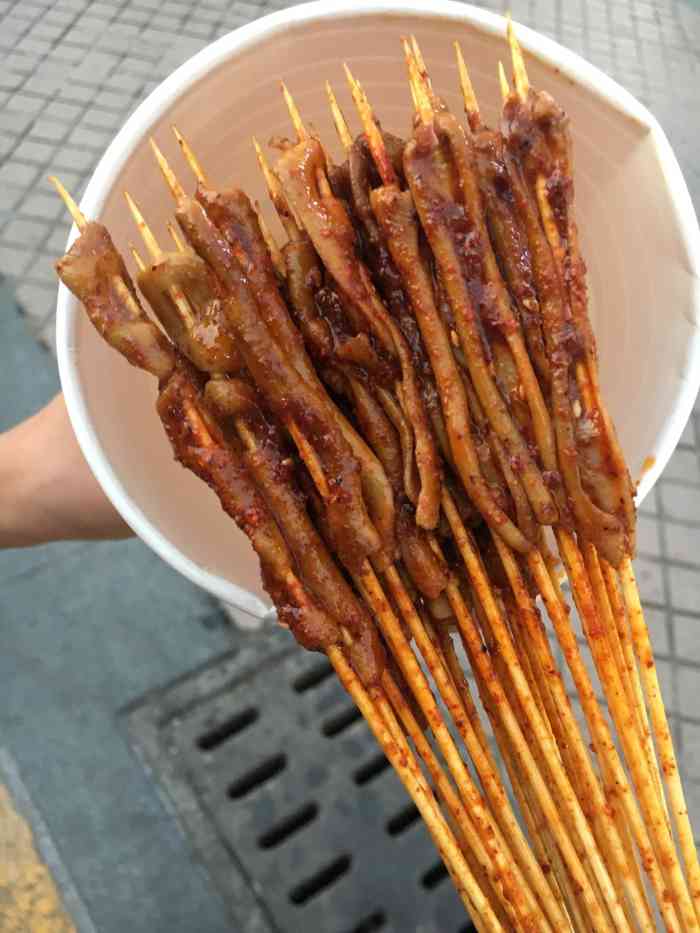 毛氏秘制烤鸭肠-"主要被摊前签桶里的竹签给吸引,密密麻麻,.