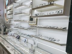 -美式眼镜·授权蔡司.依视路.尼康.豪雅.明月(南翔印象城店)