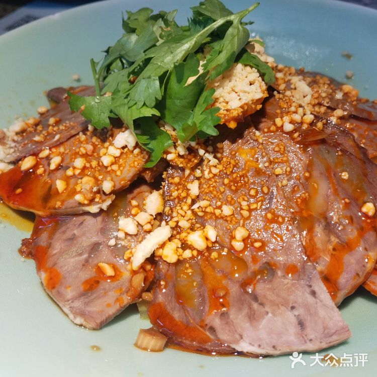 黔香阁坐落在96广场3楼，顾名思义就是贵州菜，贵州菜重口味偏