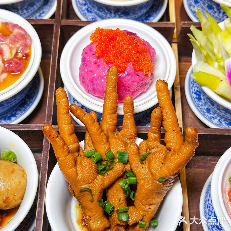 真别说,这家火锅店光是甜品就太吸引人了