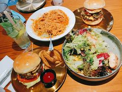 焦糖烤菠萝牛肉汉堡-魏斯理汉堡(西安沣东吾悦店)