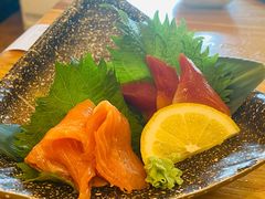 刺身盛盒（三文鱼、白极贝）-桃太郎创作料理(大坪店)