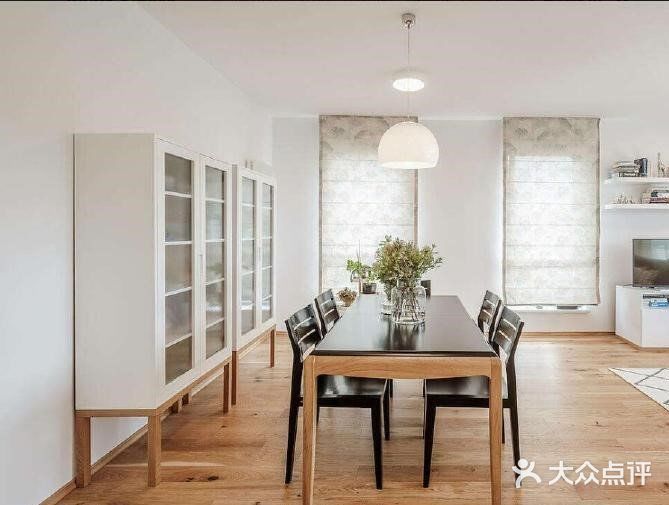 在面积并不算十分宽敞的空间里
