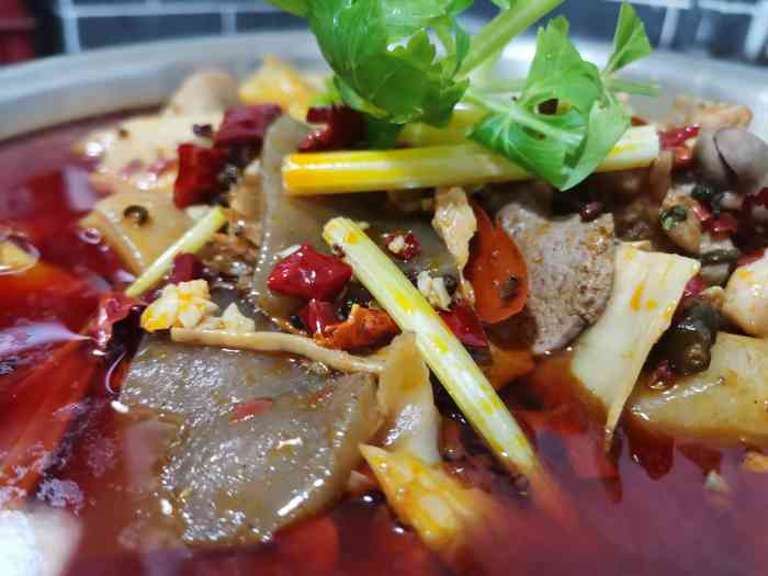 鑫源芋儿兔-"店铺位于海椒市街十字路口不远 门口搭了棚.