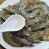 放入虾，用煎炸的方式铺平煎制，一面煎至焦黄后