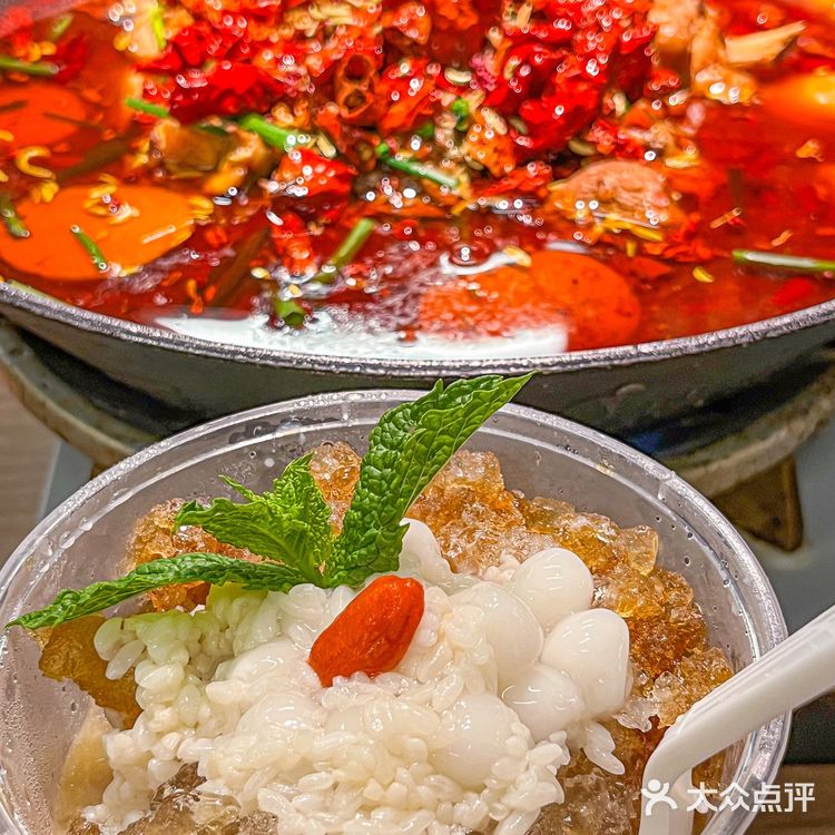 这一锅麻辣鲜香的芋儿鸡谁能拒绝的了呀！！香喷喷😋