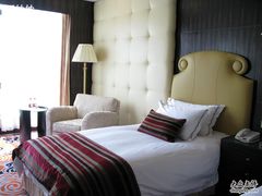 沙发和床-鸿华度假酒店