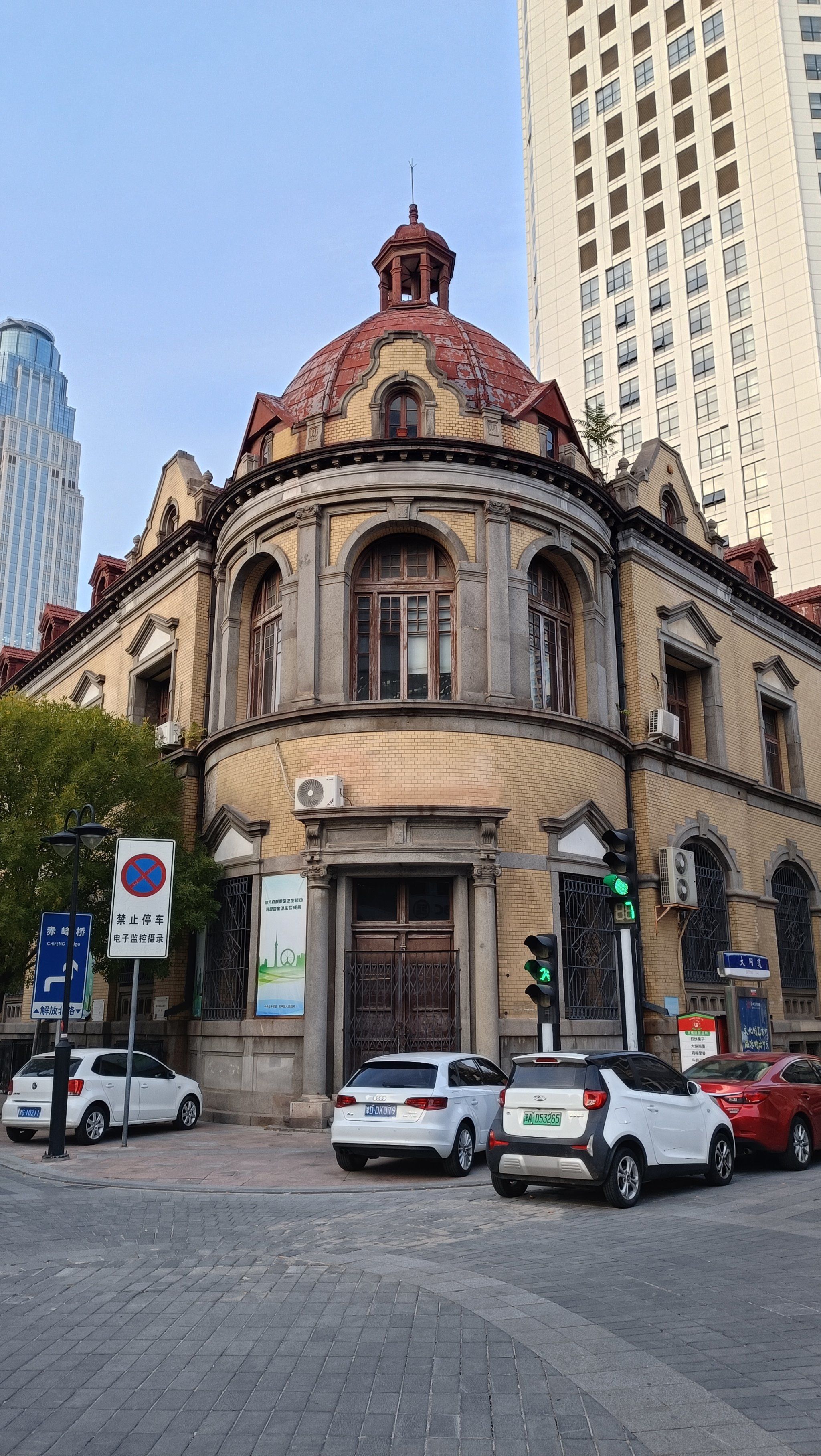 走到解放北路121号,有一座乳黄色的红色