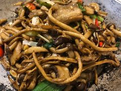 -阿瓦山寨·湘菜现炒·剁椒鱼头王(咸阳总店)