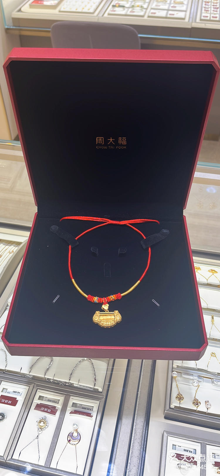 岁岁平安长命锁中间四柱的字为 "岁岁平安",两边是凤凰,叉叫吉祥鸟