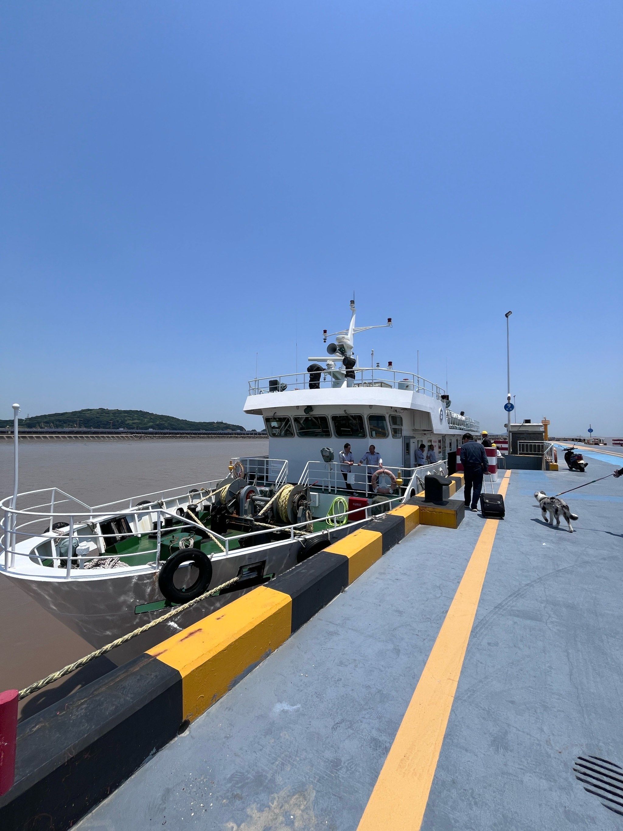 小船儿轻轻,海风轻轻吹