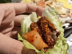 生菜夹牛肉和泡菜-酒拾烤肉(南城店)