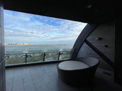 -上海滴水湖皇冠假日酒店