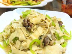 羊肉炒豆皮-锅贴王海鲜小馆
