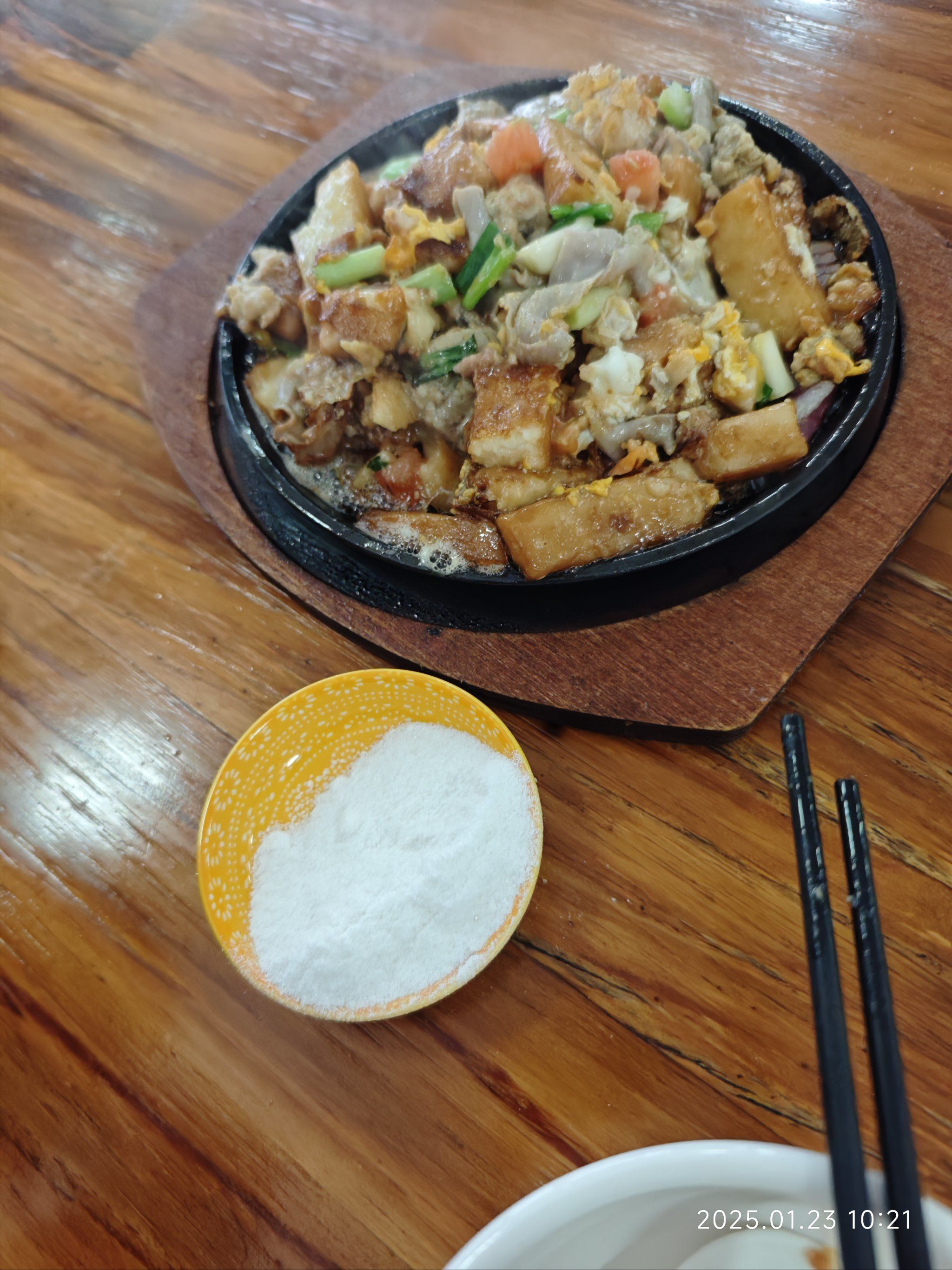 老板说牛肉没到于是点了一个铁板鱼肠糕粿