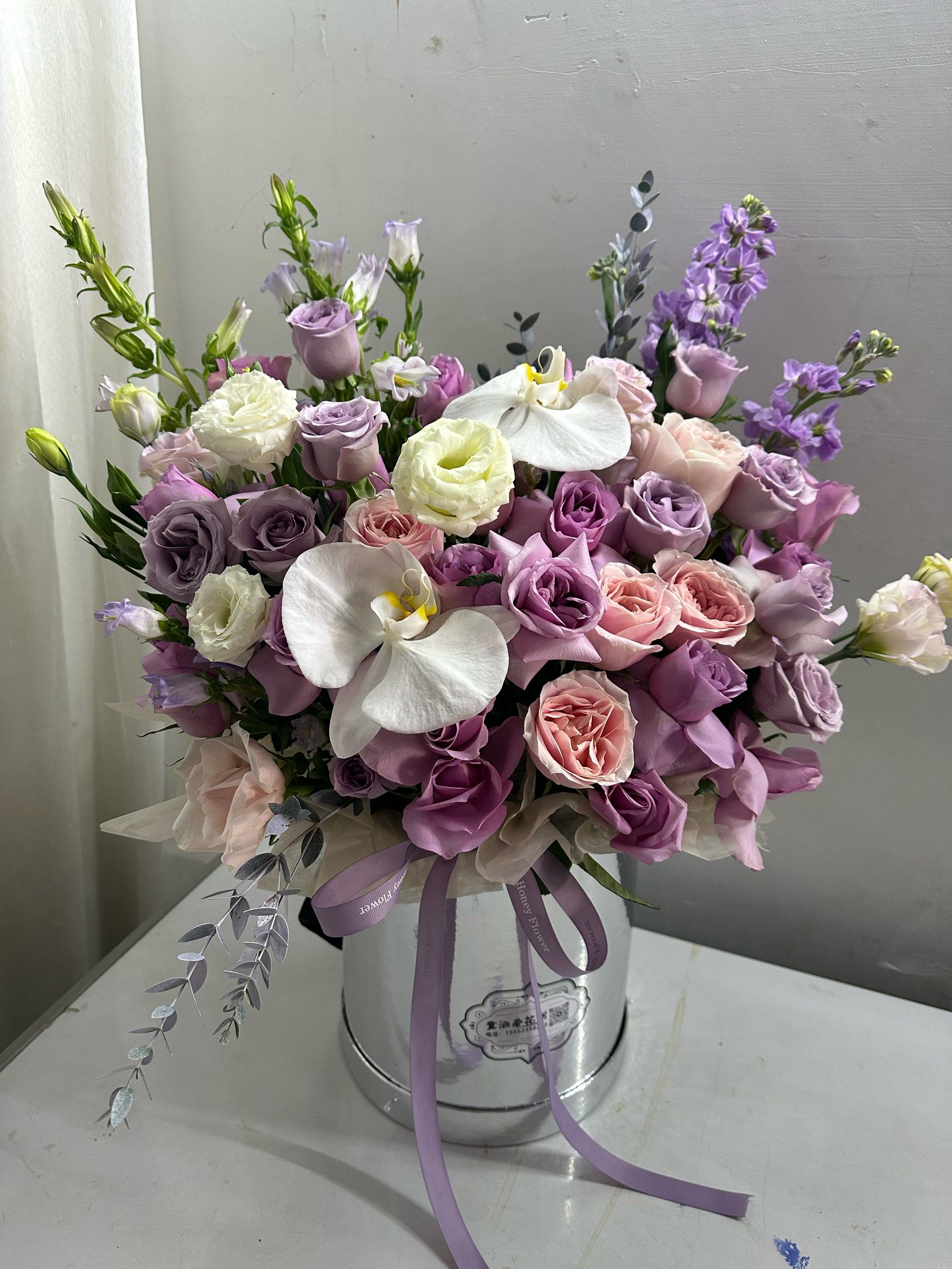 看这梦幻紫色抱抱桶花束