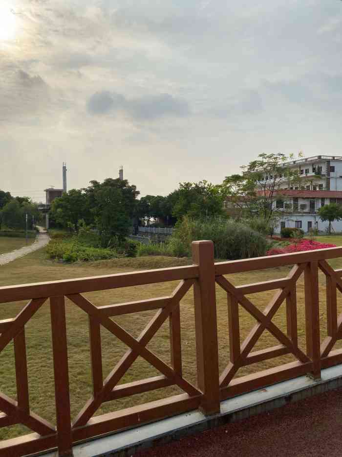 龙江颂公园-"可以说非常喜欢.公园入口有人在网鱼,很.