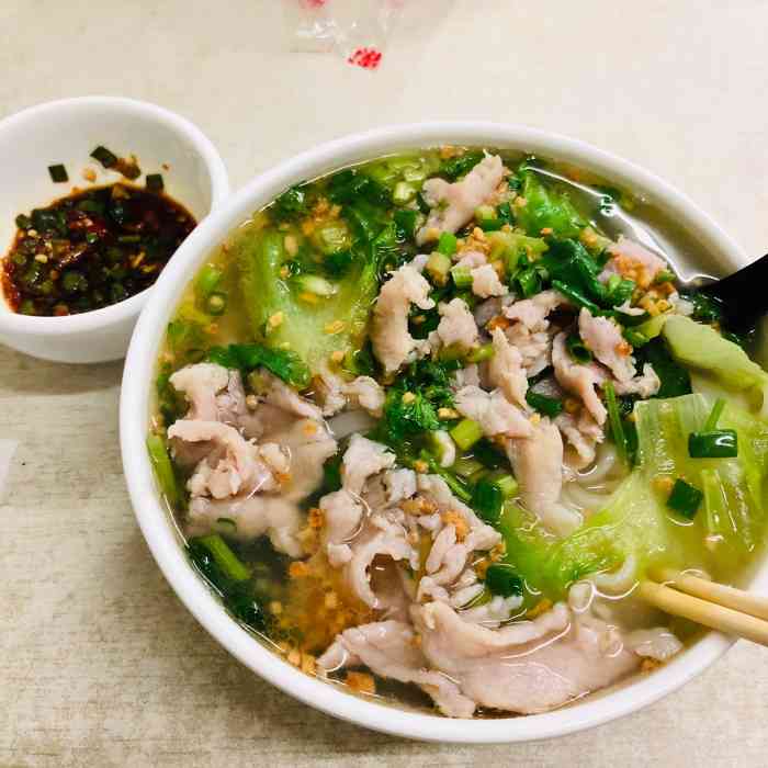 打分 千年不变点了一碗瘦肉汤河粉,猪肉很嫩,蘸辣椒酱好吃