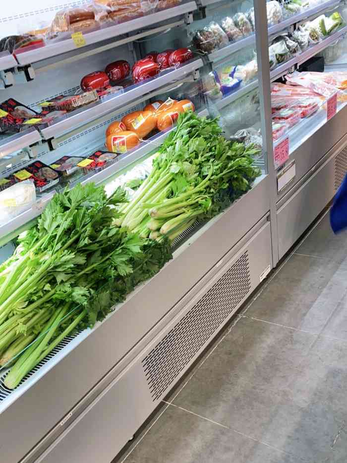 照片是之前拍的,华润旗下,比便利店商品全,有生鲜,中高端的社区超市吧