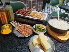 -何妹湿辣牛肉·粤式烧烤砂煲(桂雅路店)