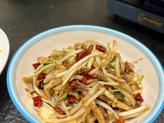 芹芽炒肉丝-丁里羊肉小镇(天鹅湖总店)