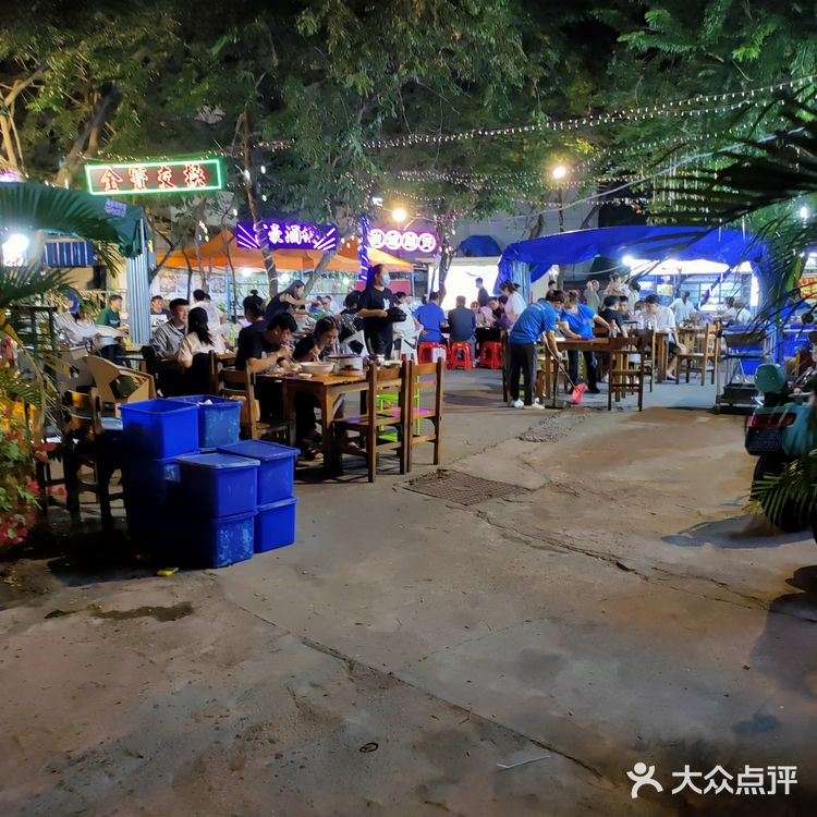 再浇上他们的酱汁，很是入味，我觉得还是非常好吃的