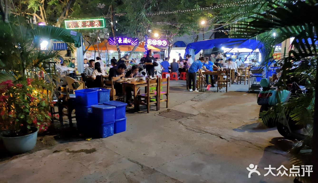 再浇上他们的酱汁，很是入味，我觉得还是非常好吃的