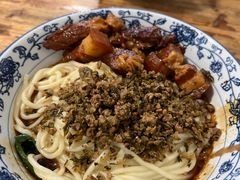 素椒杂酱面加红烧肉-素椒杂酱面(油篓街店)