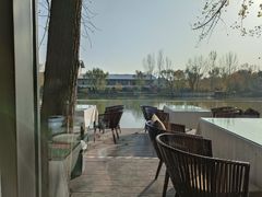 -思念果岭湖畔花房餐厅