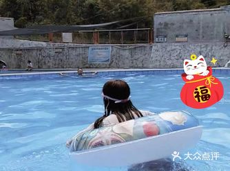 游泳可以让小孩儿的心情越来越开朗。