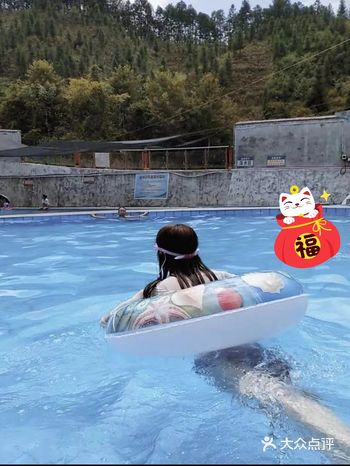 游泳可以让小孩儿的心情越来越开朗。