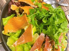 烟熏三文鱼色拉-BomBa意大利餐厅
