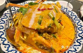 Royal Curry Stir-fried Crab with Meat