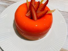 葡萄柚草莓萨伐仑松饼-潮一不贰·法式甜品·生日蛋糕·西式简餐(外滩店)