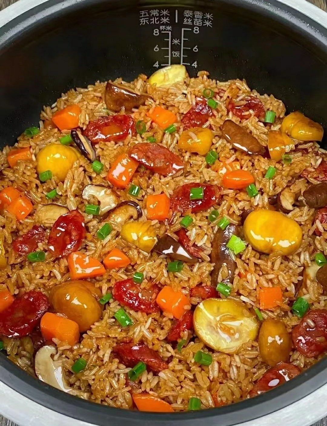 腊肉焖饭是一道简单却美味的主食.将精选的