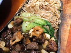铁板黑椒雪花牛里脊配黄油煎时蔬-鳗鱼家·深夜食堂(军博店)