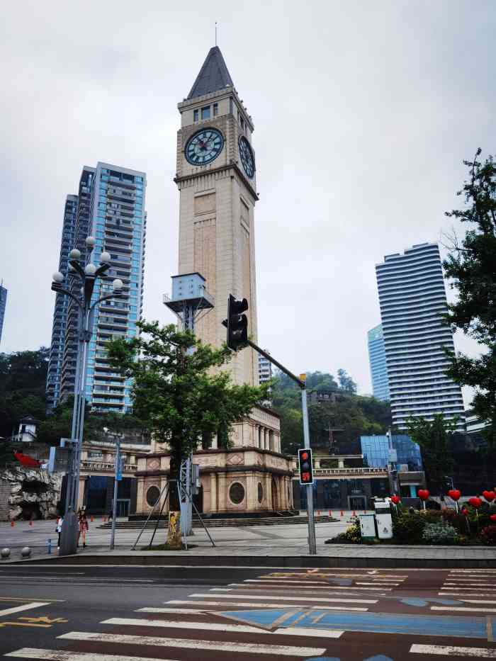 南滨路钟楼-"坐索道下来以后沿着南滨路逛,这一带虽然不.