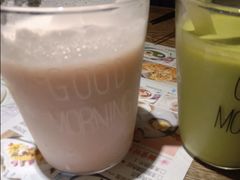 草莓鲜活奶昔-蜜桃餐厅·伴山(绿宝广场店)