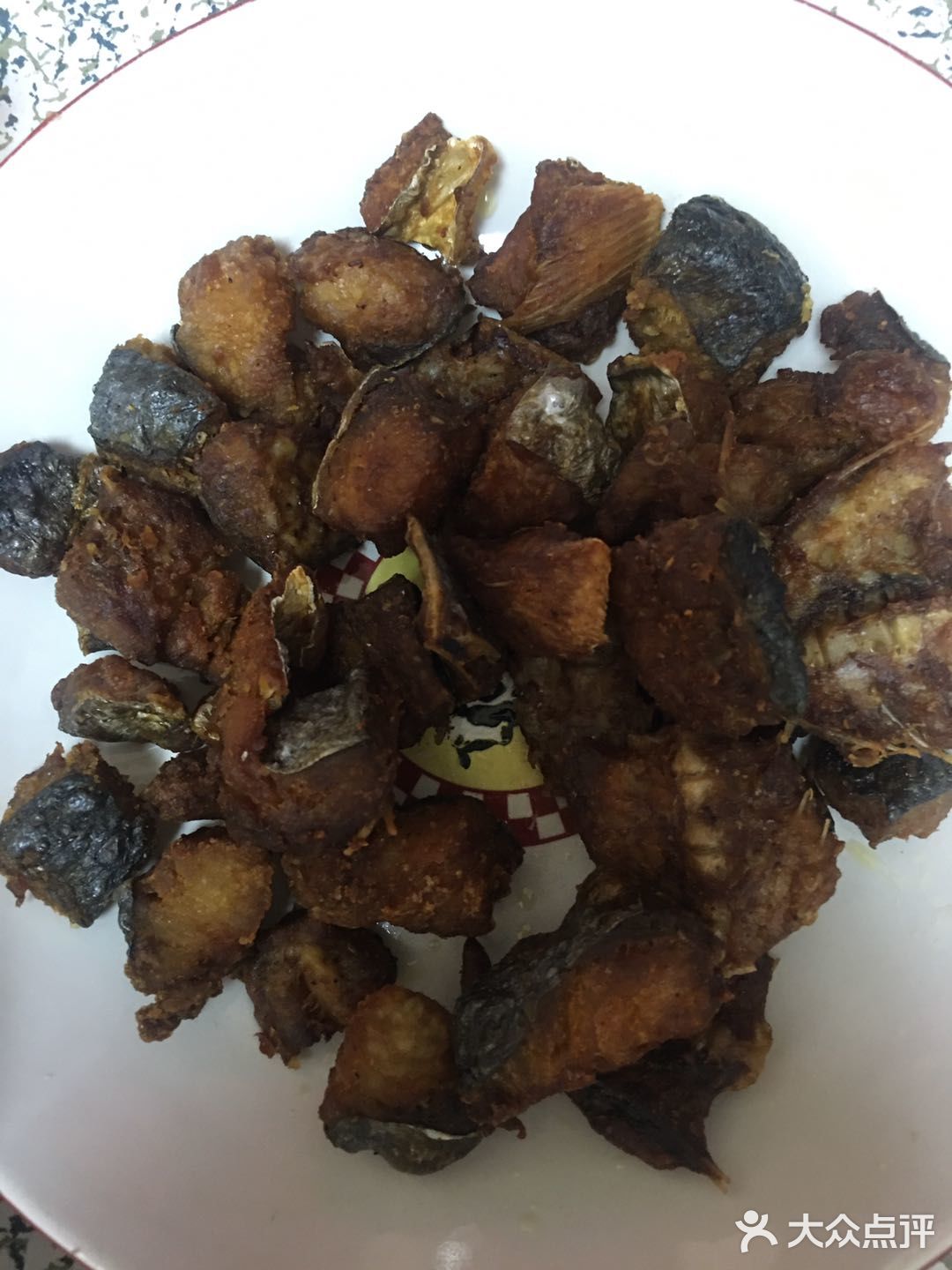 切成小段，放入盐，花椒面，味素，酱油，葱，姜