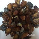 切成小段，放入盐，花椒面，味素，酱油，葱，姜