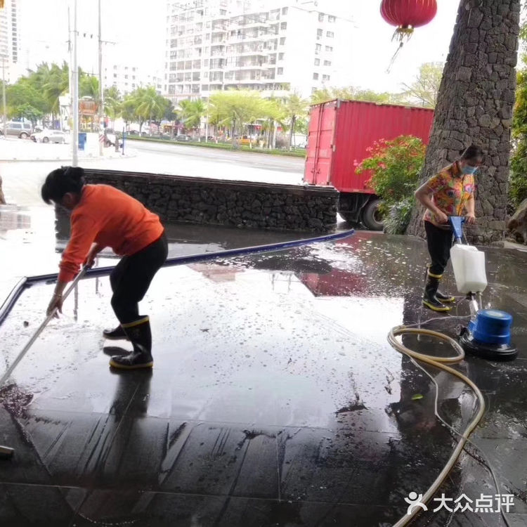 网上选了几家，就定了海口这家森林城市酒店，到了门口