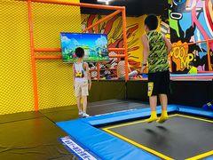 -爱蹦iBOON蹦床运动馆(江汉店)